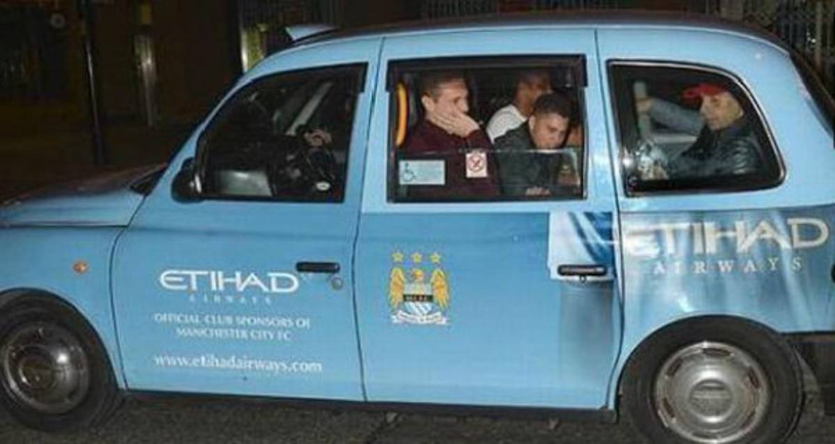 Jugadores de Manchester United captados en taxi de su archirrival