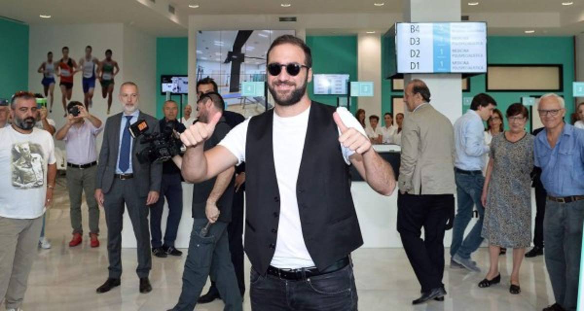 Fotos: Gonzalo Higuaín, recibido como una celebridad en Turín