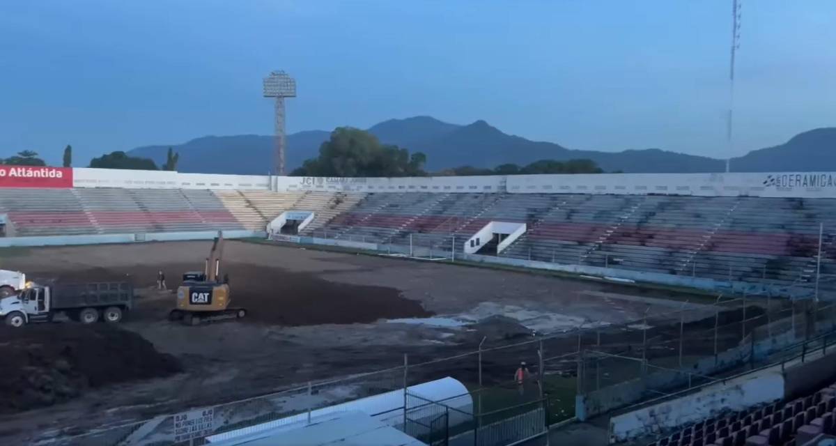 Así avanzan los trabajos de cambio de grama en el estadio Municipal Ceibeño ¿Cuánto es la inversión?