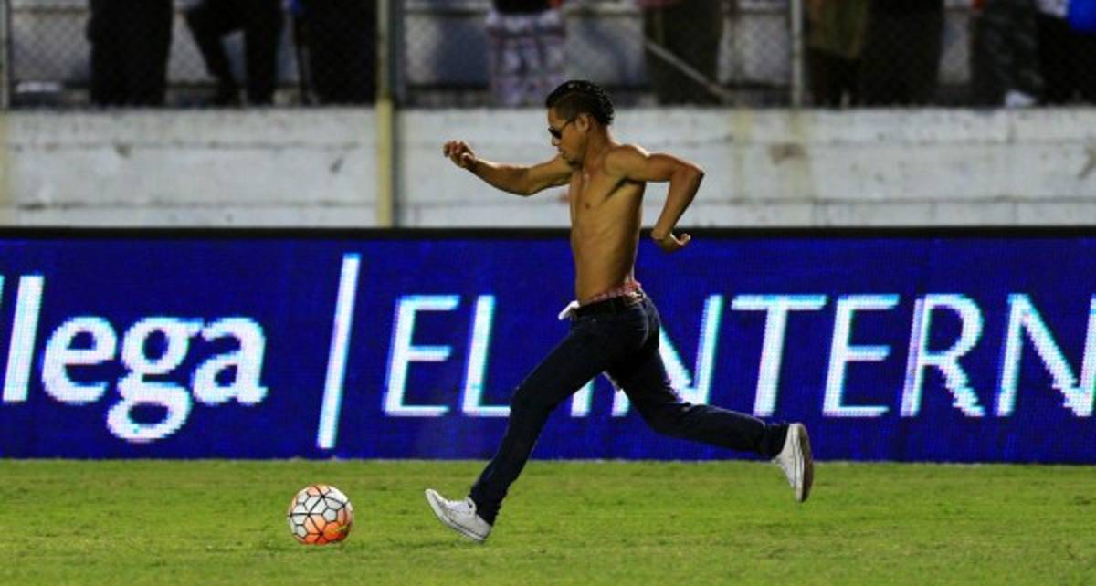 Las fotos más polémicas de los incidentes en el clásico sampedrano y capitalino