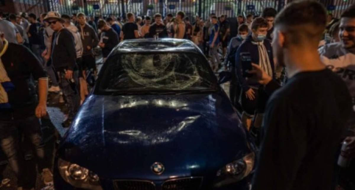 Autos rotos, cervezas al aire y sin temor al COVID-19: Así se festejó el ascenso del Leeds United a la Premier League