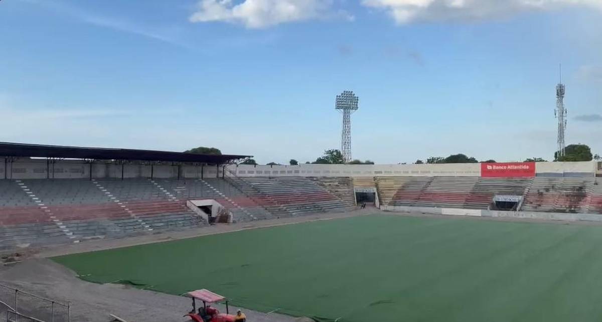 Ya se colocó la carpeta híbrida: así avanzan los trabajos en el estadio Ceibeño que contará con nueva grama de primer nivel