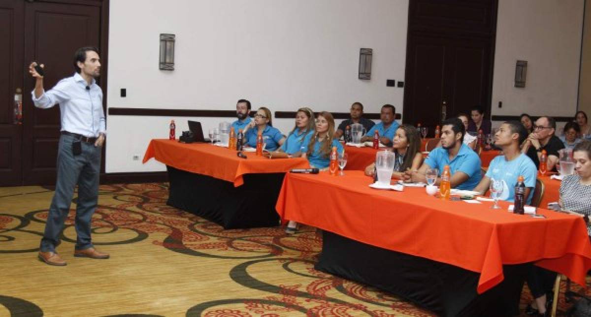 Reconocido conferecista español, aconseja a atletas hondureños