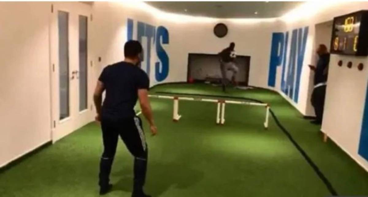 Los cracks que tienen campo de fútbol en sus mansiones para entrenar durante el coronavirus