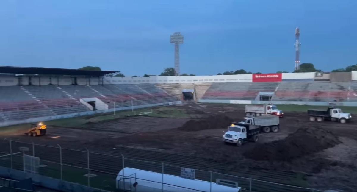 Así avanzan los trabajos de cambio de grama en el estadio Municipal Ceibeño ¿Cuánto es la inversión?
