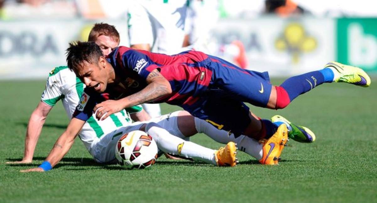 Barcelona demolió por 8 a 0 al Córdoba y se aferra al título .