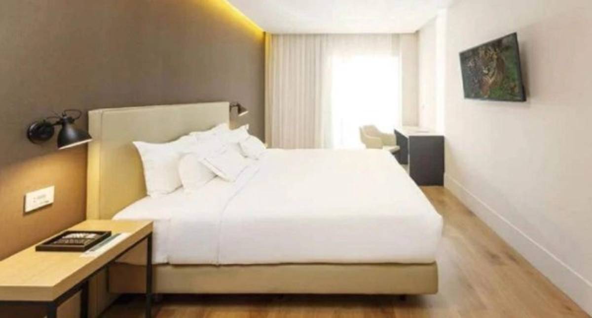 FOTOS: Así salió Ronaldinho de la cárcel para cumplir arresto domiciliario en lujoso hotel