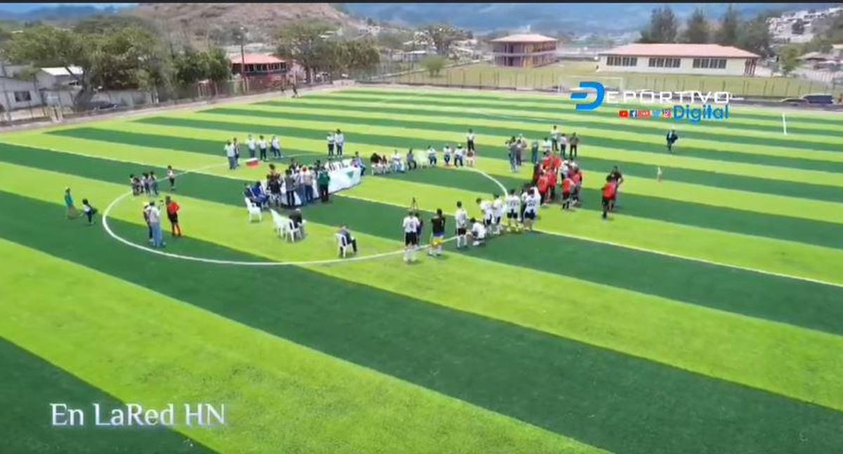 Después de ser un tierrero a esto: Inauguran hermoso campo de fútbol sinténtico en Marcala, La Paz