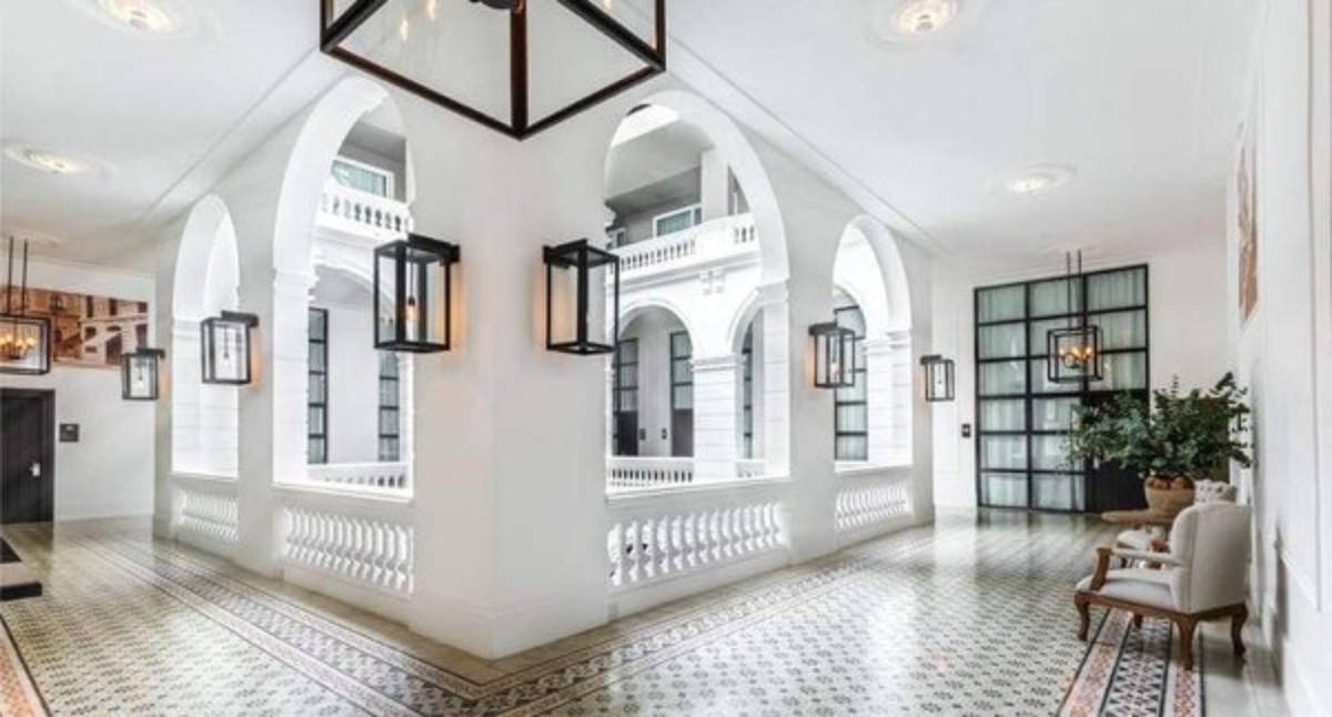 FOTOS: Así salió Ronaldinho de la cárcel para cumplir arresto domiciliario en lujoso hotel