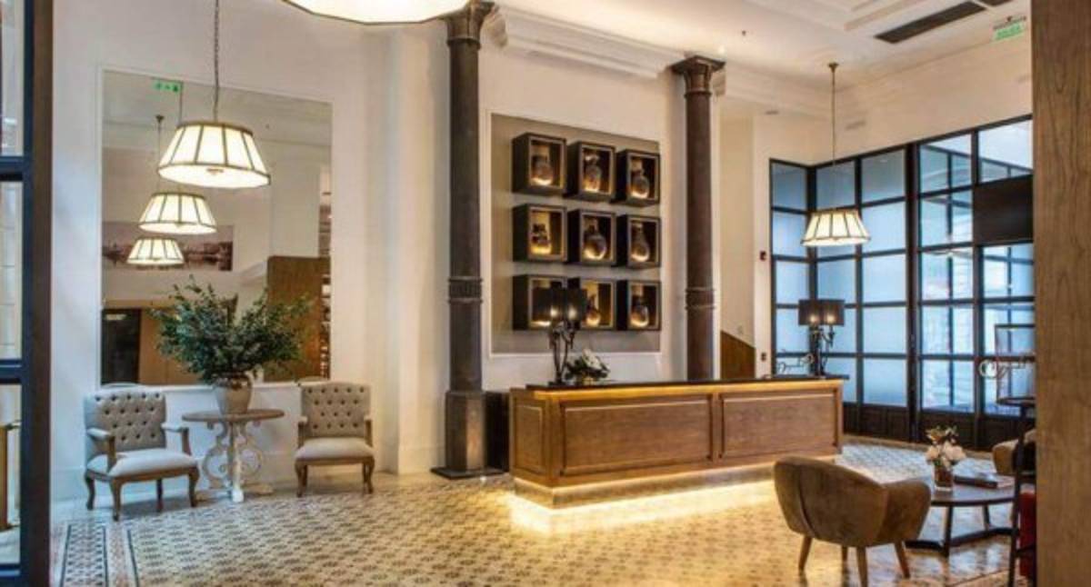 FOTOS: Así salió Ronaldinho de la cárcel para cumplir arresto domiciliario en lujoso hotel