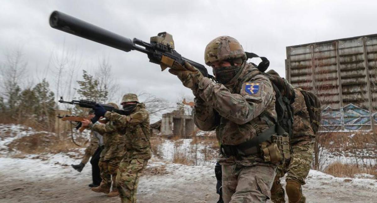 ¿Se fue a la guerra? Toda la verdad sobre las fotos del presidente de Ucrania vestido de militar mientras Rusia ataca