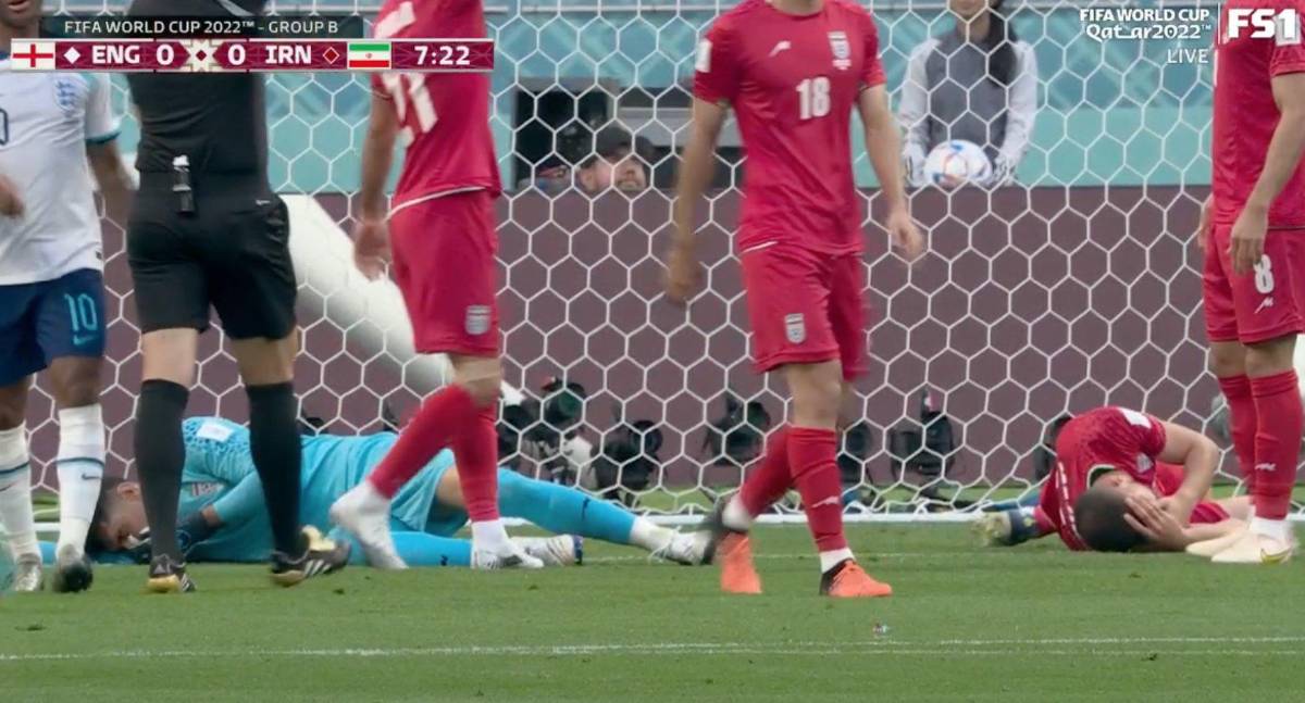 FOTOS: Portero de Irán se fue en camilla luego de recibir terrible golpe de su propio compañero en el Mundial de Qatar 2022