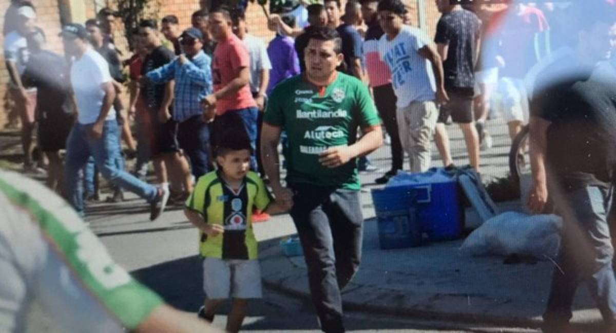 Barra de Marathón y olimpistas vestidos de civiles se agarran a pedradas afuera del Yankel