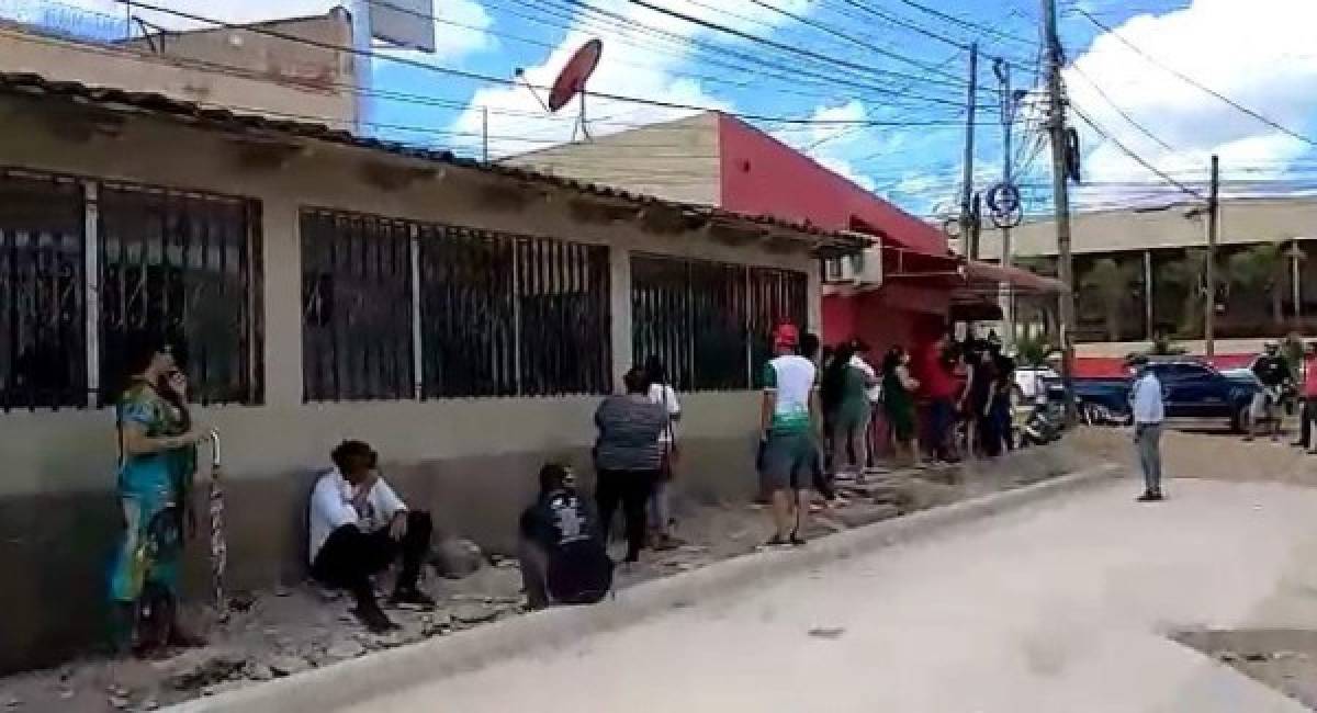 Hondureños abarrotan instituciones bancarias en medio del brote del covid-19