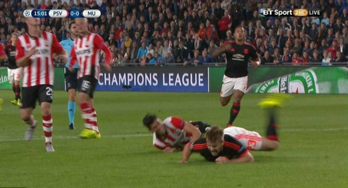 EN FOTOS: Con oxígeno sacaron a Luke Shaw tras dura lesión de Héctor Moreno