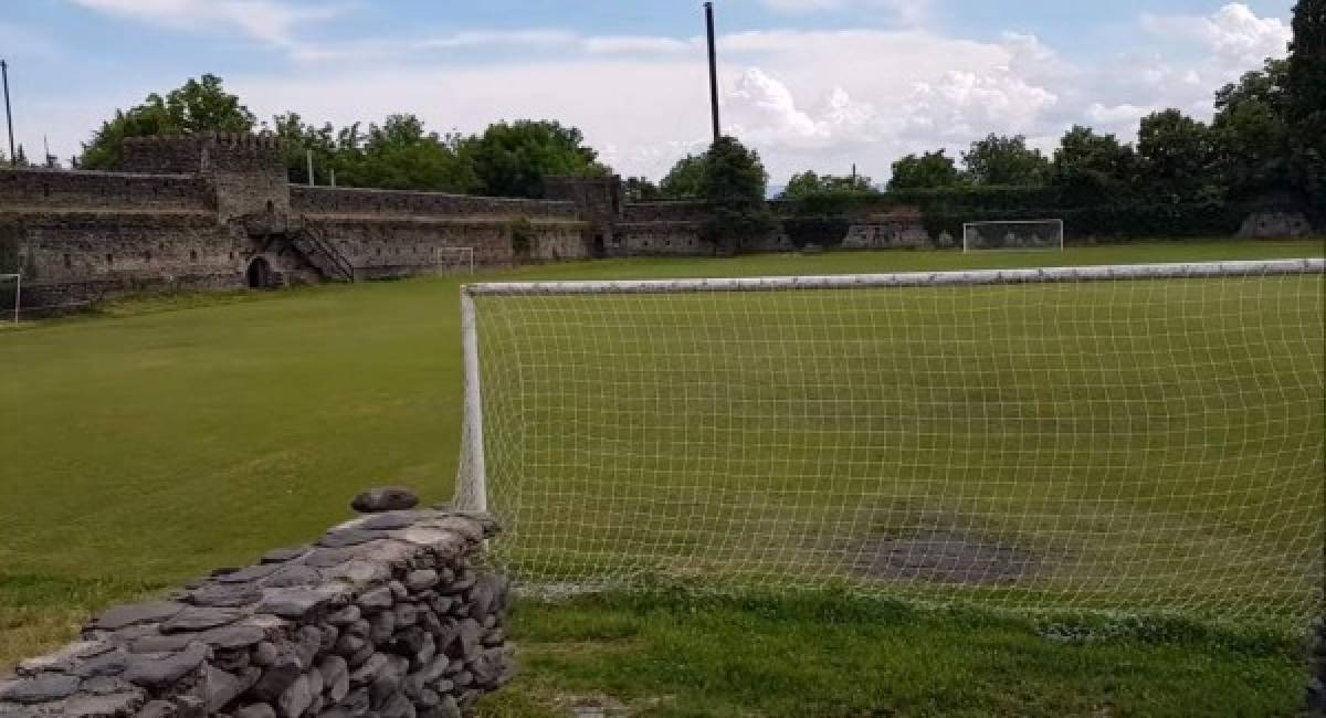 Fotos: Modesto equipo juega sus partidos dentro de un castillo medieval