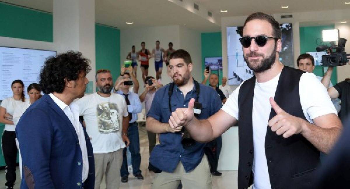 Fotos: Gonzalo Higuaín, recibido como una celebridad en Turín