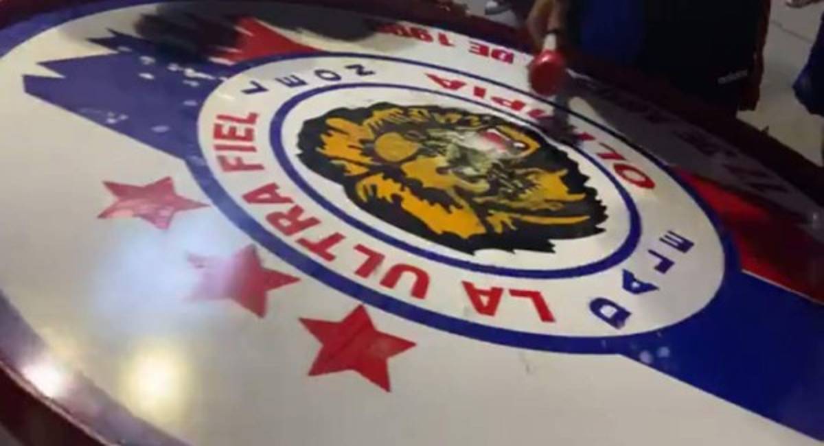 ¡Espectacular banderazo! Afición del Olimpia visitó las afueras del Exploria Stadium para alentar a su equipo