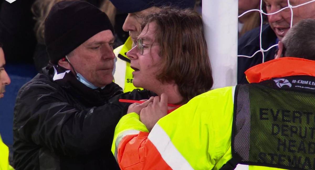 Nunca se vio esto en la Premier League: aficionado salta al campo y se amarra a una de las porterías para detener el Everton-Newcastle