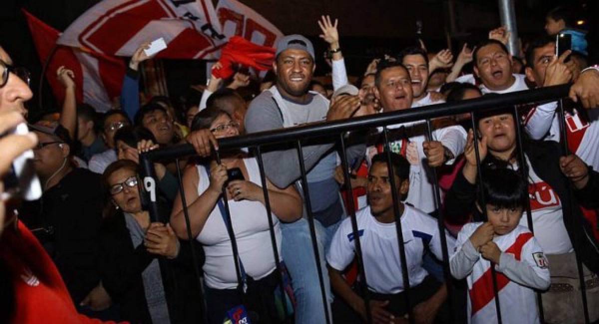 El impresionante recibimiento de la Selección de Perú a su llegada a Buenos Aires