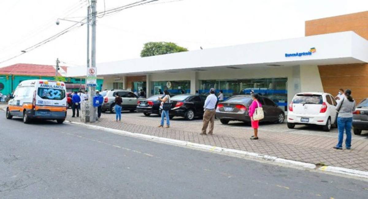 Salvadoreños comienzan a acatar la medidas de distanciamiento y Nayib Bukele lo presume