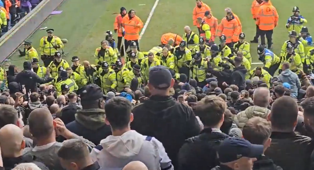 Interrumpido un partido de la FA Cup por fuertes incidentes en las gradas: futbolista tuvo que sacar a su familia