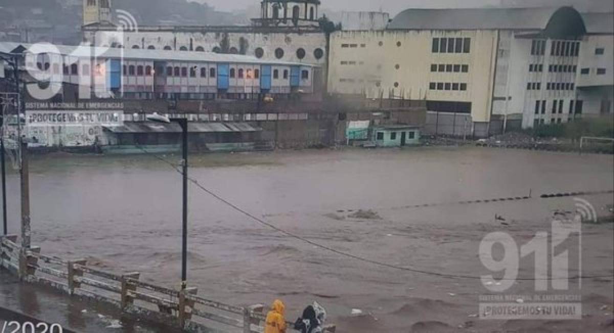 Impactantes fotos: El río Choluteca se desbordó en la primera avenida del centro de Tegucigalpa