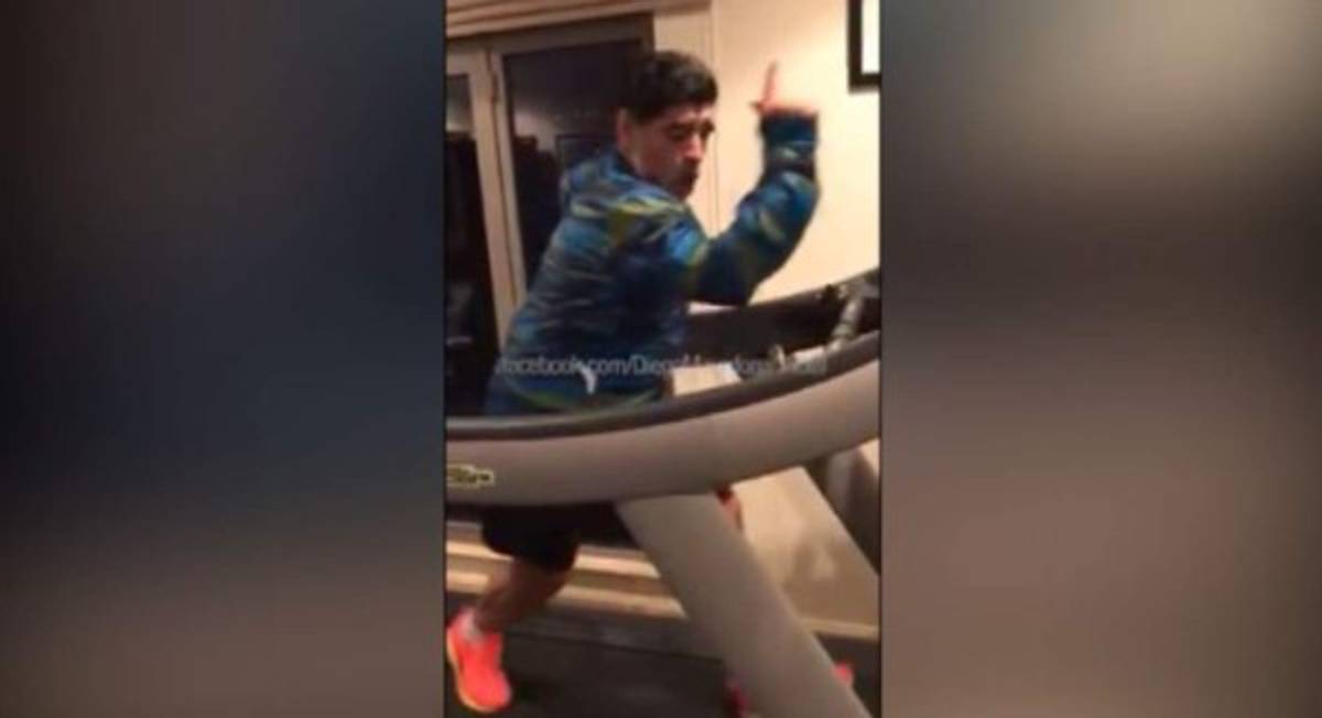 Video: El 'bailecito' de Diego Maradona entrenando