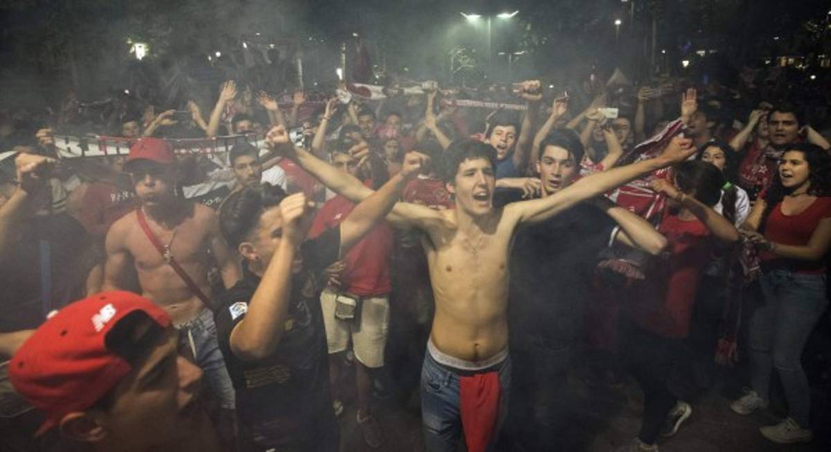Locura de jugadores y aficionados del Sevilla por su título de Europa League