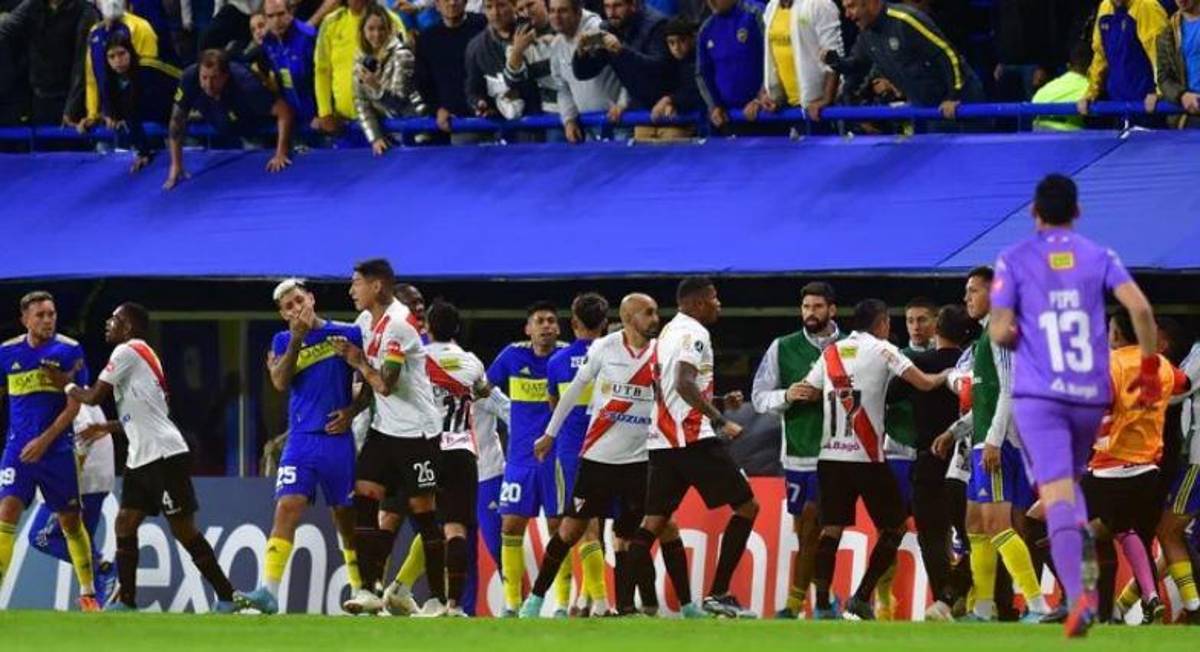 Patadón en el rostro y zafarrancho en La Bombonera: la brutal agresión en la cara a futbolista de Boca Juniors