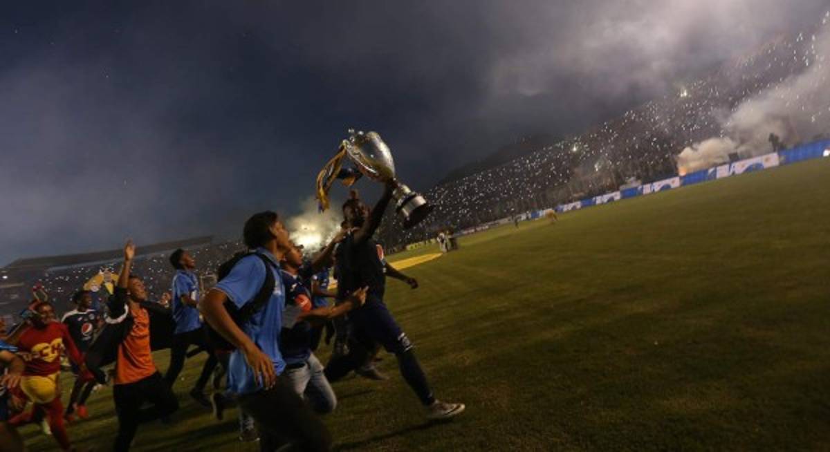 ¡Relajo! Así son las desordenadas premiaciones en Centroamérica