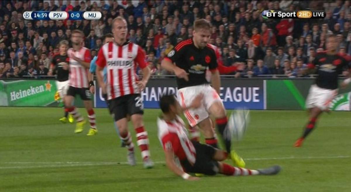 EN FOTOS: Con oxígeno sacaron a Luke Shaw tras dura lesión de Héctor Moreno