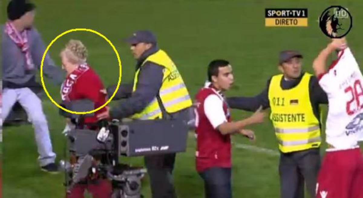 Abuela eufórica invade campo tras gol de su equipo