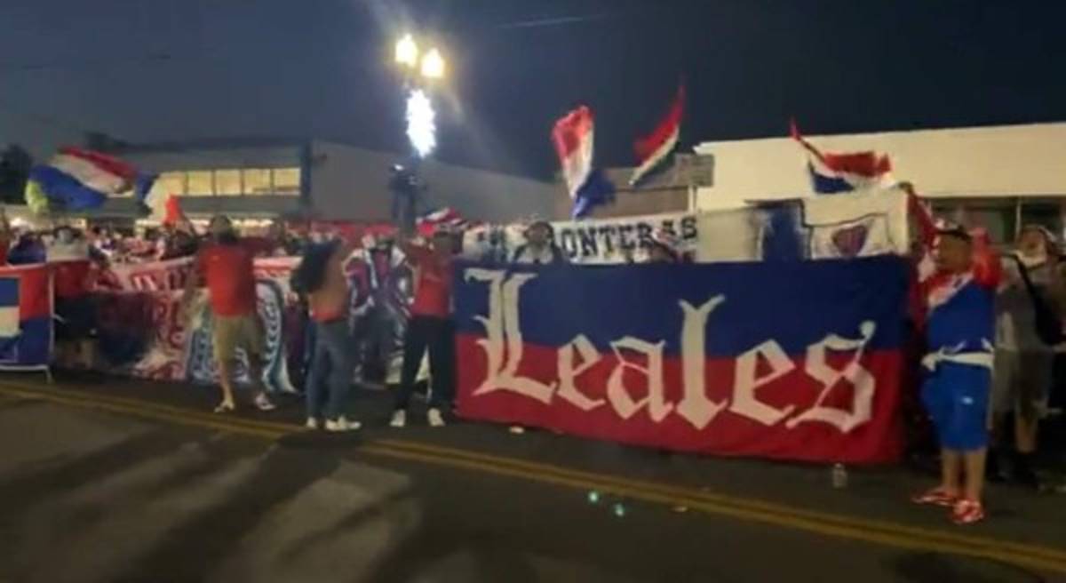 ¡Espectacular banderazo! Afición del Olimpia visitó las afueras del Exploria Stadium para alentar a su equipo