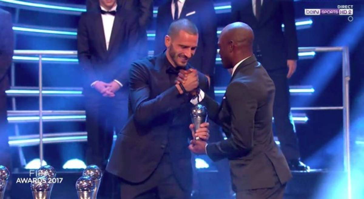 ¡Y NO ES CREÍDO! David Suazo entregó premio de FIFA a Messi y a Cristiano Ronaldo