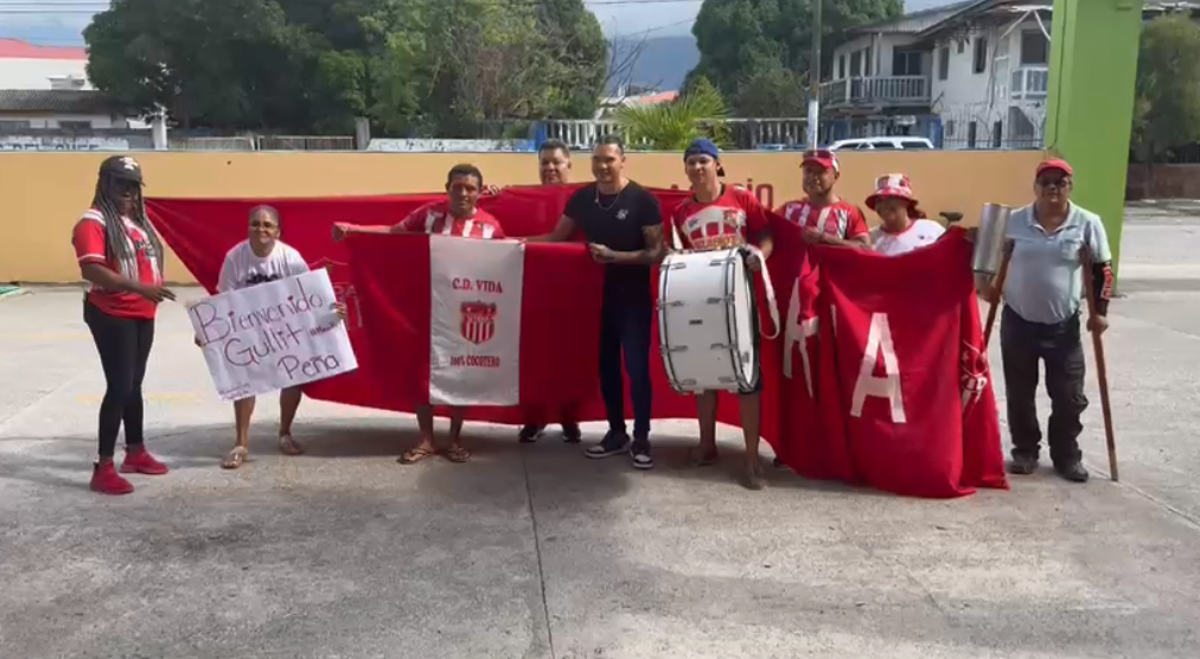 Así ha sido el primer día del mexicano ‘Gullit’ Peña en Honduras: ya se puso la roja del Vida, el dorsal que lucirá y su promesa