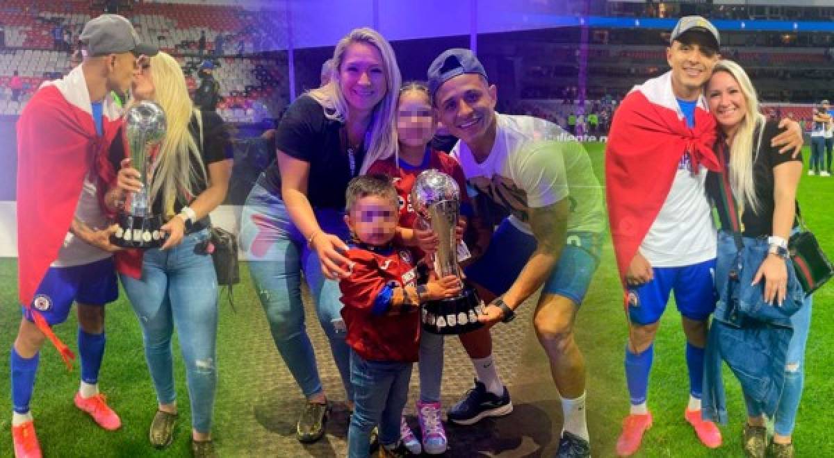 Beso a la Copa y para ellas: las chicas que enamoraron en la celebración de Cruz Azul y un invitado inesperado