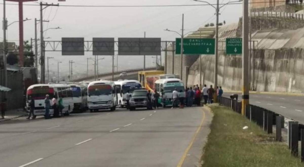 FOTOS: Carreteras bloqueadas por paro de transportistas de Honduras