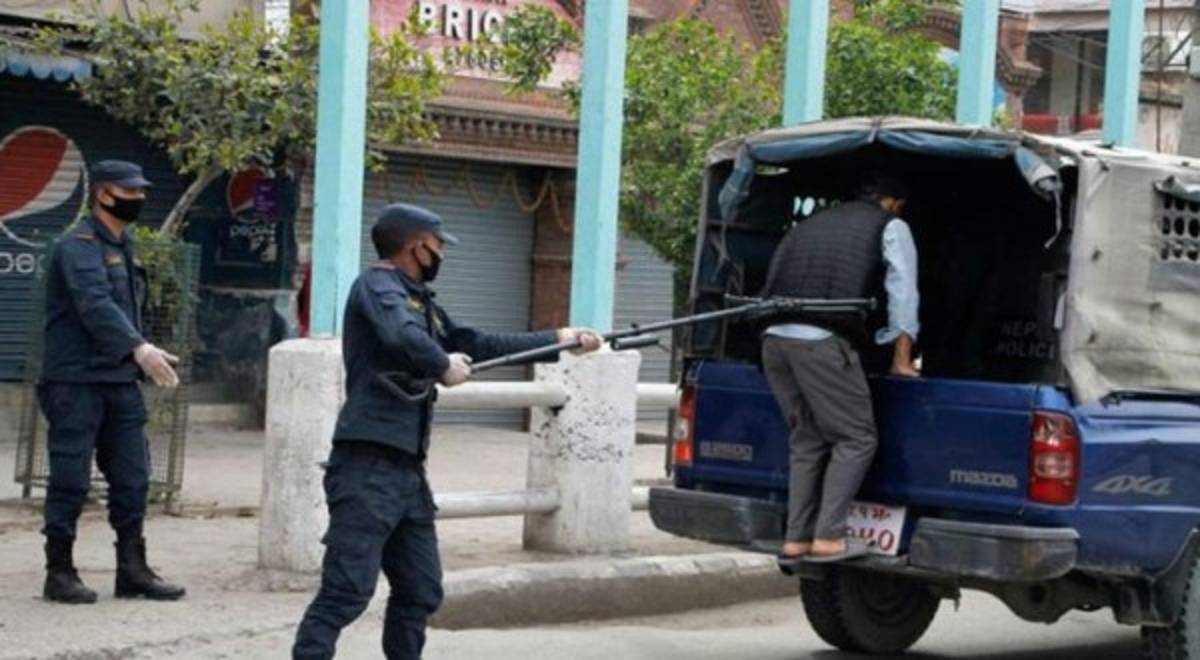 ¡Garrotazos y culucas! Las medidas de policía en el mundo para los que incumplen la cuarentena