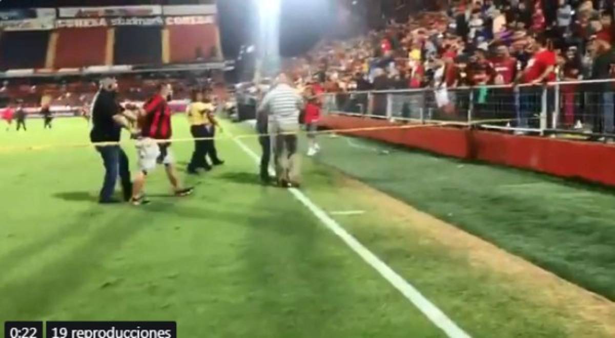¡Caos en el Morera Soto! Aficionados enardecidos se meten a la cancha a increpar a los jugadores del Alajuelense