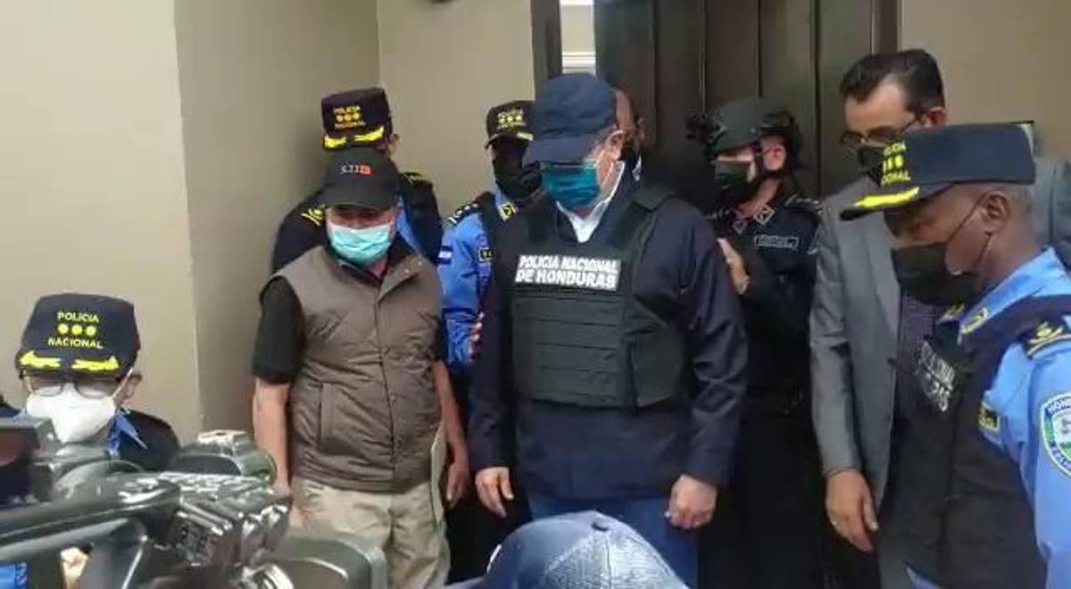 En camionetas de la DEA, “enchachado” de pies y manos y con chaleco antibalas: Las fotos del expresidente Juan Orlando Hernández tras ser capturado en Tegucigalpa