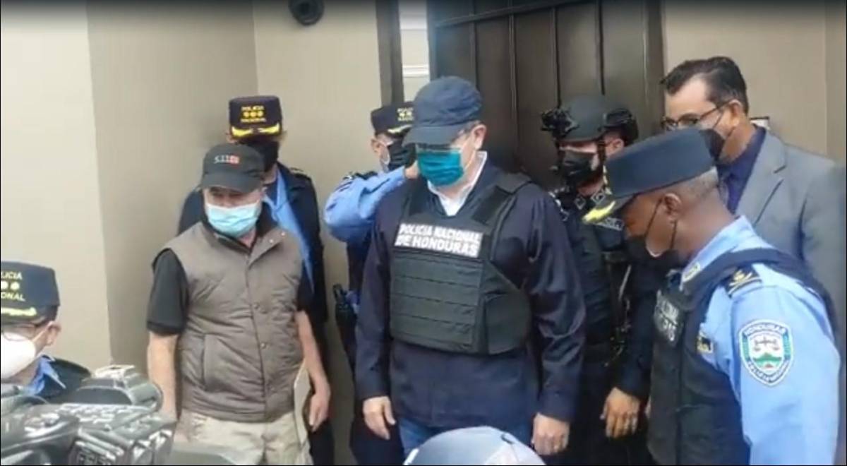 En camionetas de la DEA, “enchachado” de pies y manos y con chaleco antibalas: Las fotos del expresidente Juan Orlando Hernández tras ser capturado en Tegucigalpa