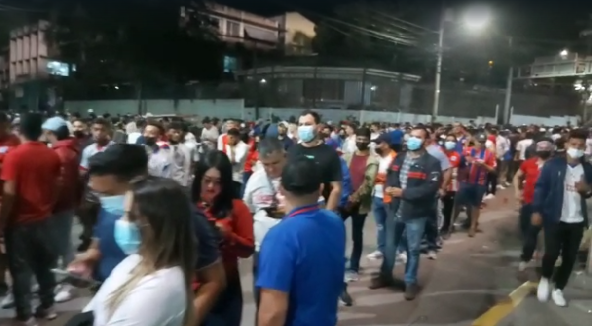 ¡Increíble llenazo! Aglomeración de aficionados a las afueras del estadio Nacional es una locura previo al Olimpia-Municipal