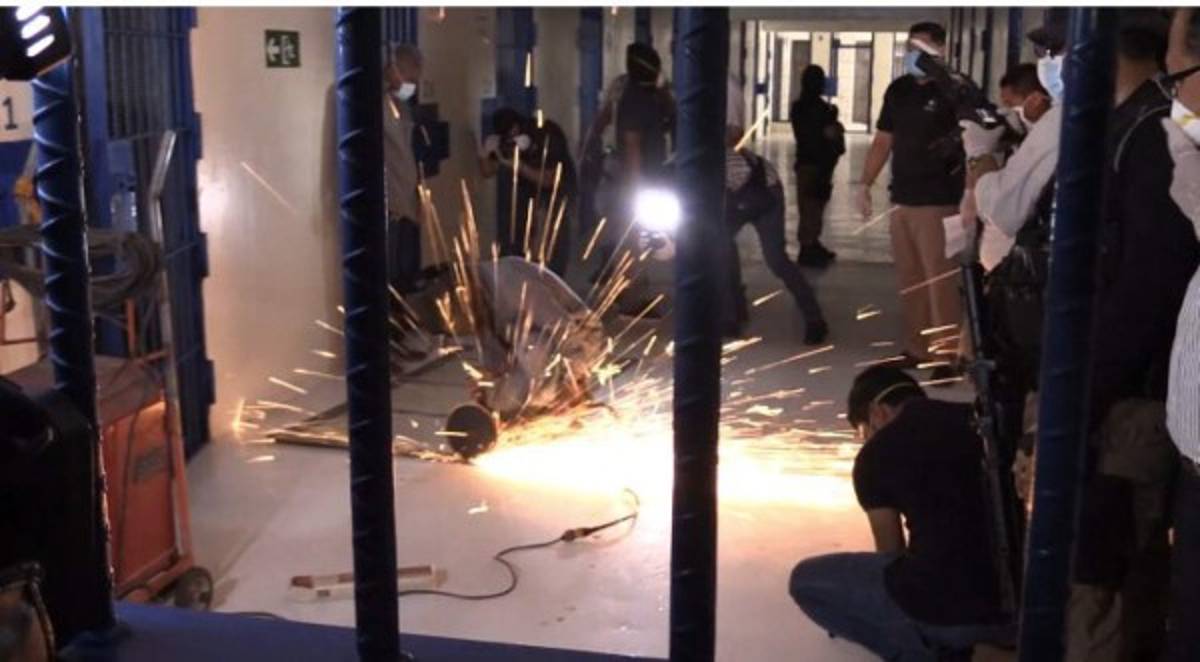 ¡No verán la luz del sol! Pandilleros salvadoreños son aislados en celdas oscuras y calurosas