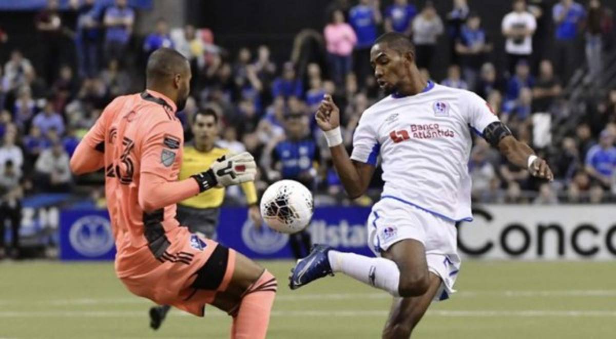 Patón Mejía no se resiste y da tremendo abrazo a Titi Henry: Las imágenes del Impact-Olimpia