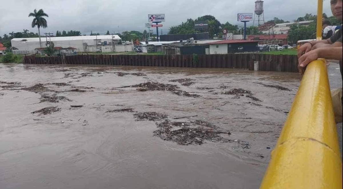 INFORME ESPECIAL: Río Chamelecón se desborda, La Lima comienza a sufrir los efectos de Julia y aumentan las evacuaciones
