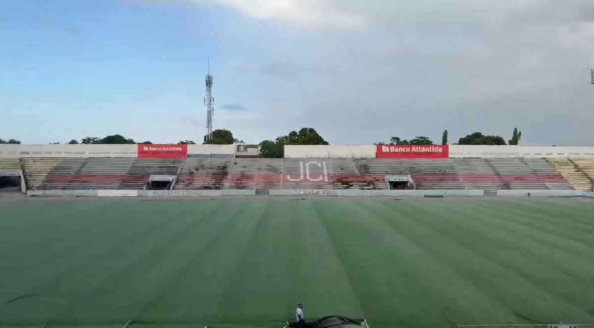 Ya se colocó la carpeta híbrida: así avanzan los trabajos en el estadio Ceibeño que contará con nueva grama de primer nivel