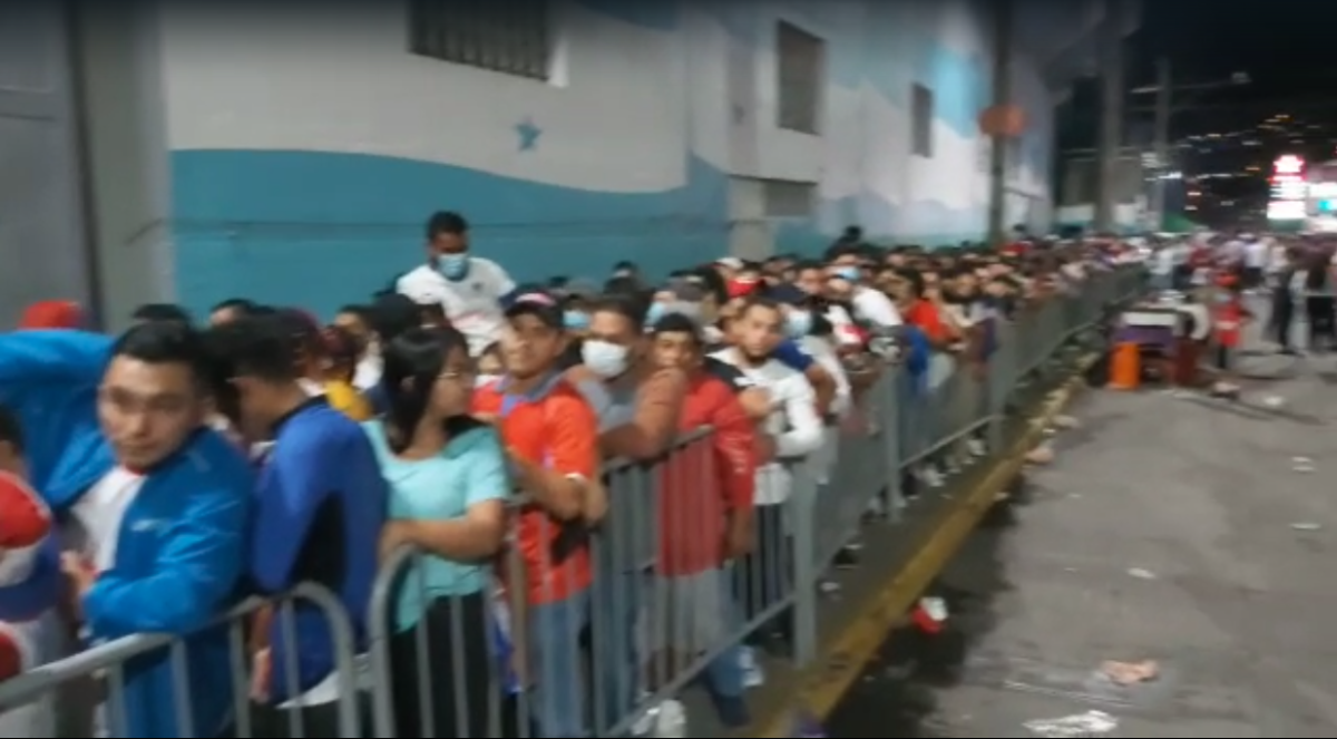 ¡Increíble llenazo! Aglomeración de aficionados a las afueras del estadio Nacional es una locura previo al Olimpia-Municipal