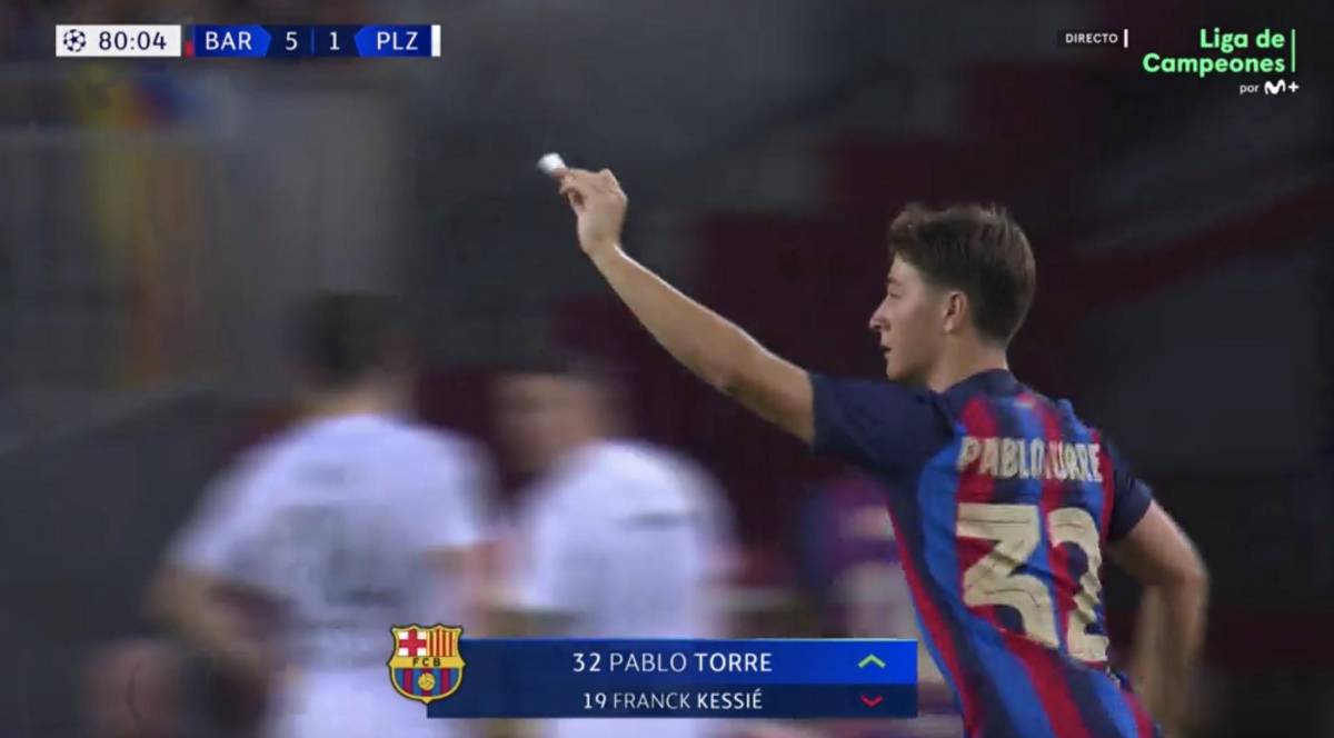 El papelito que recibió Ferran en pleno partido y así fue captada la esposa de Lewandowski en la goleada del Barça en Champions League