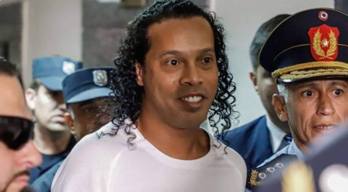 Acusan a Ronaldinho de hacer noches de fiestas con modelos durante su arresto domiciliario en Paraguay